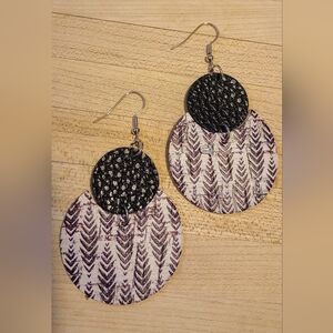 🄵🄰🅄🅇 🄻🄴🄰🅃🄷🄴🅁 🄳🄰🄽🄶🄻🄴 🄴🄰🅁🅁🄸🄽🄶🅂